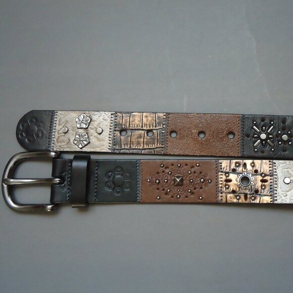 SIZE M. Fossil genuine leather studded belt.